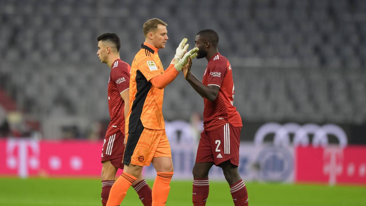 Manuel Neuer klatscht mit Dayot Upamecano ab.