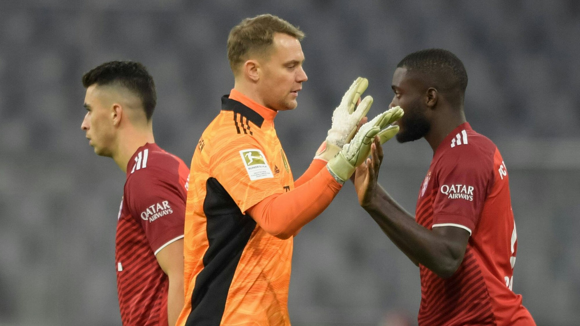 Manuel Neuer klatscht mit Dayot Upamecano ab.