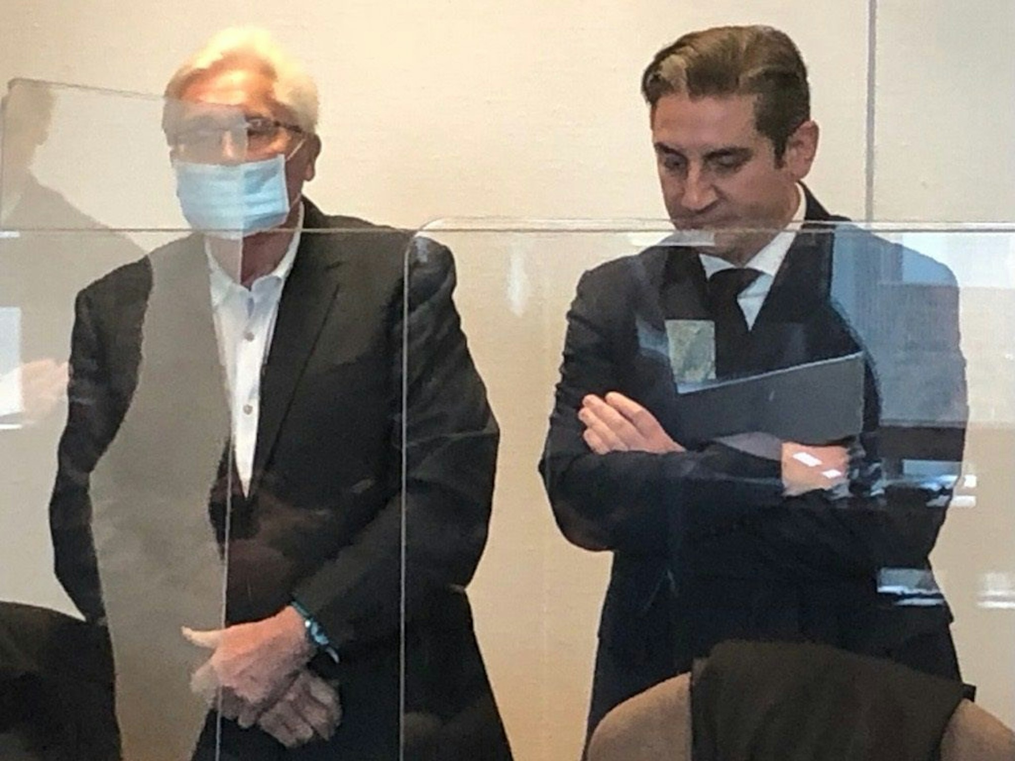 Der ehemalige Kölner CDU-Politiker Hans-Josef Bähner (74) und sein Verteidiger Mutlu Günal stehen im Gerichtssaal.