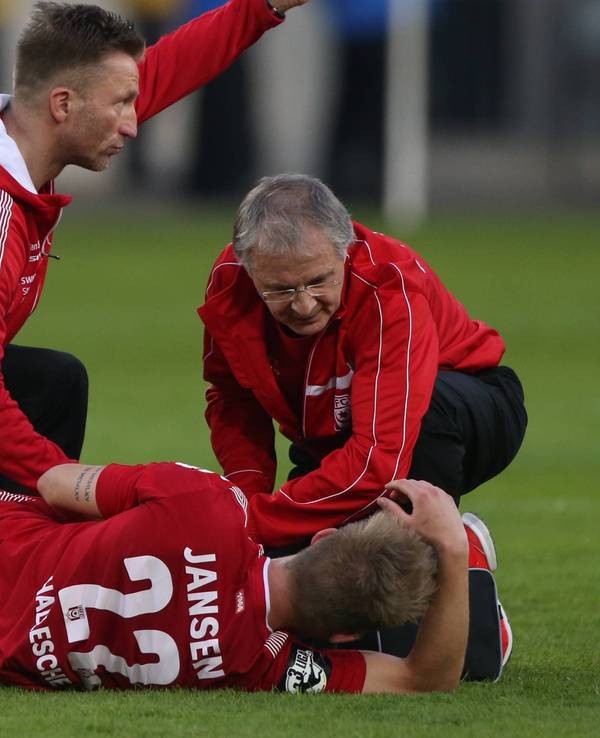 Physiotherapeut Jens Neumann bei der Behandlung eines Spielers.