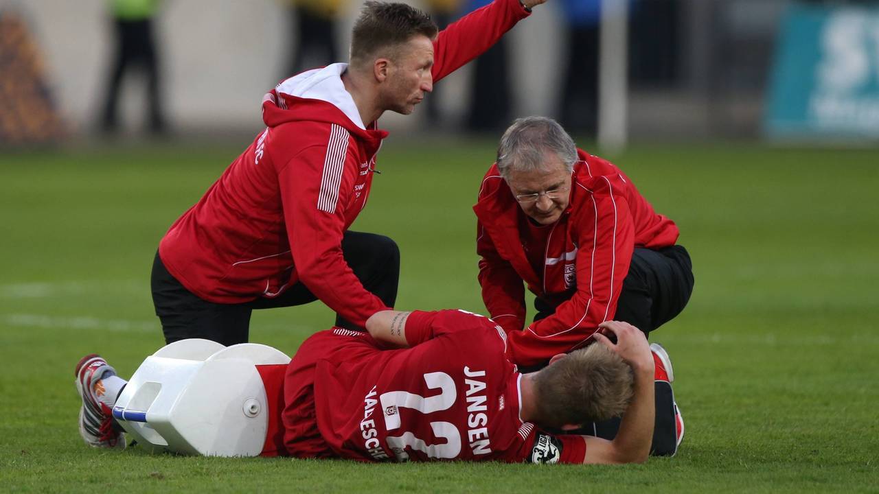 Physiotherapeut Jens Neumann bei der Behandlung eines Spielers.
