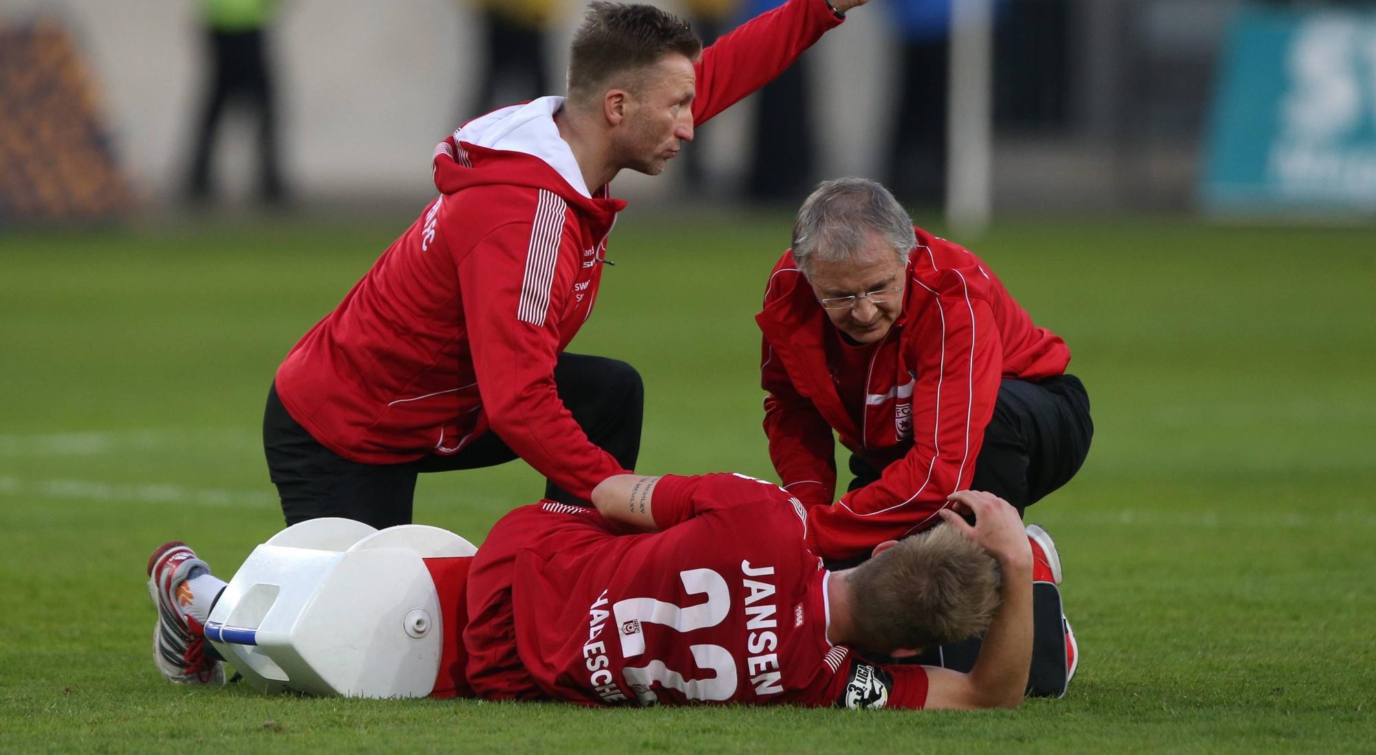 Physiotherapeut Jens Neumann bei der Behandlung eines Spielers.
