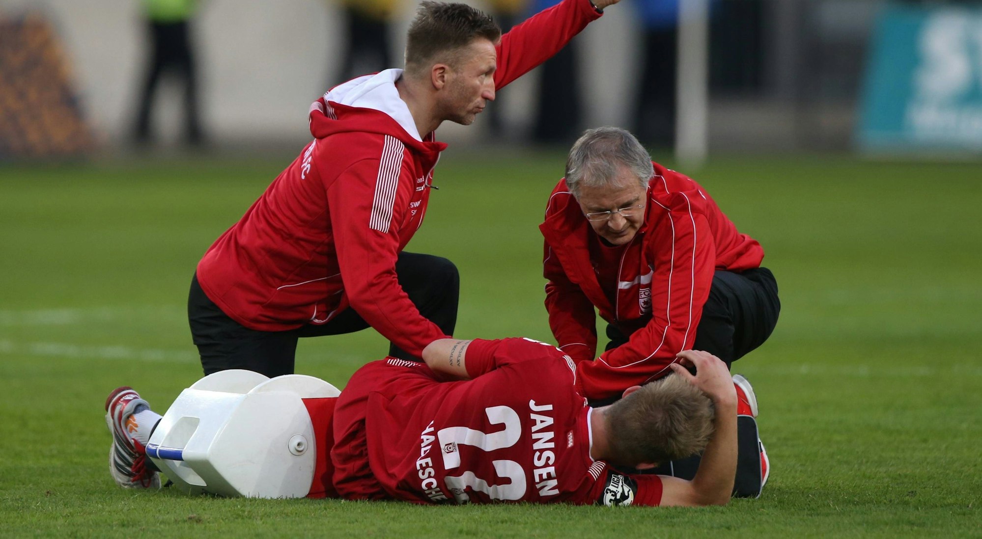Physiotherapeut Jens Neumann bei der Behandlung eines Spielers.