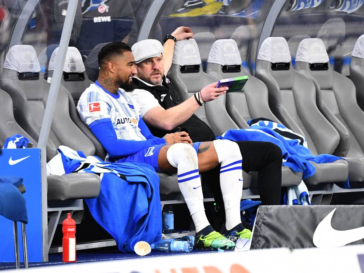 Steffen Baumgart spricht mit Kevin-Prince Boateng.