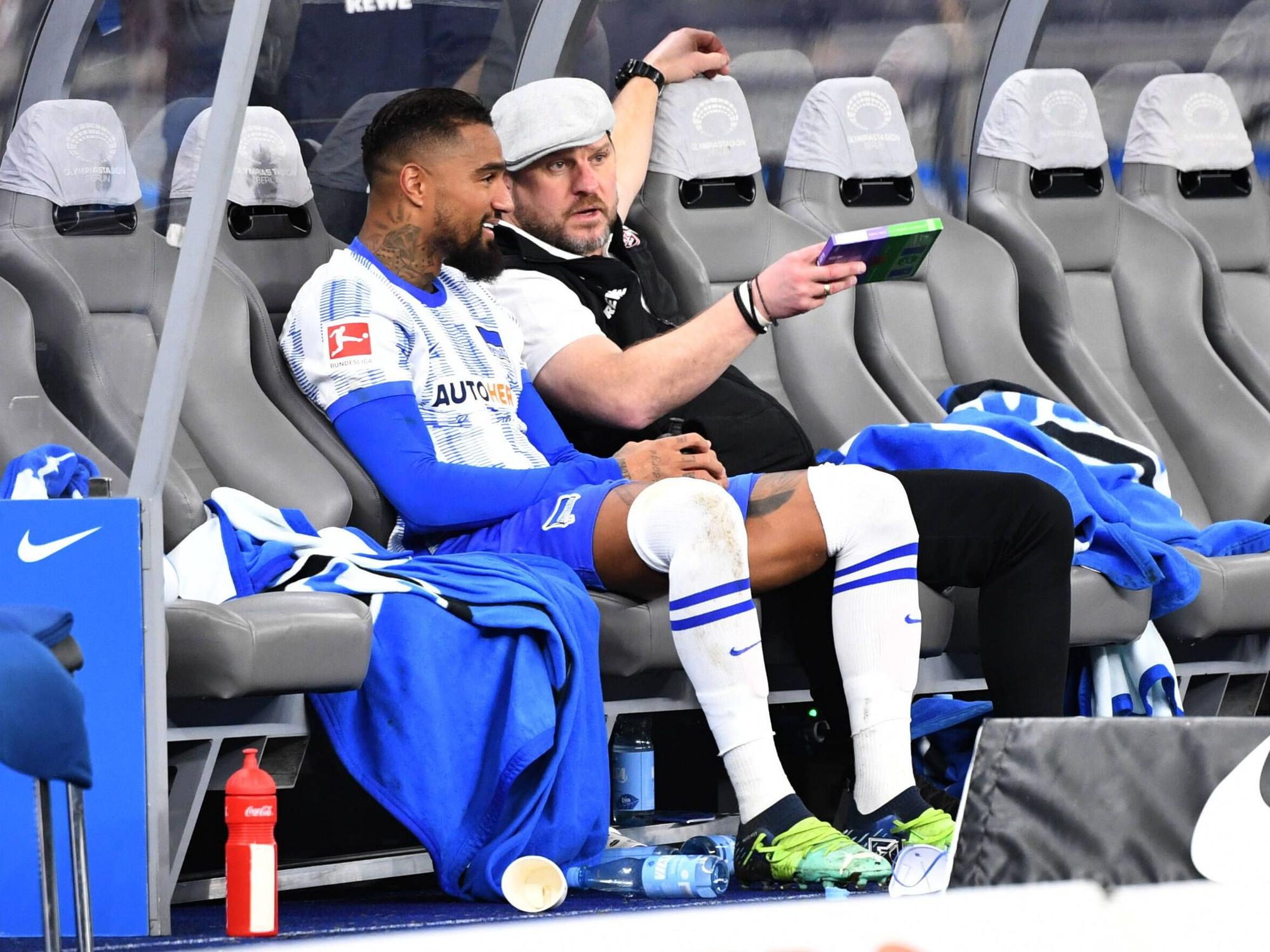 Steffen Baumgart spricht mit Kevin-Prince Boateng.