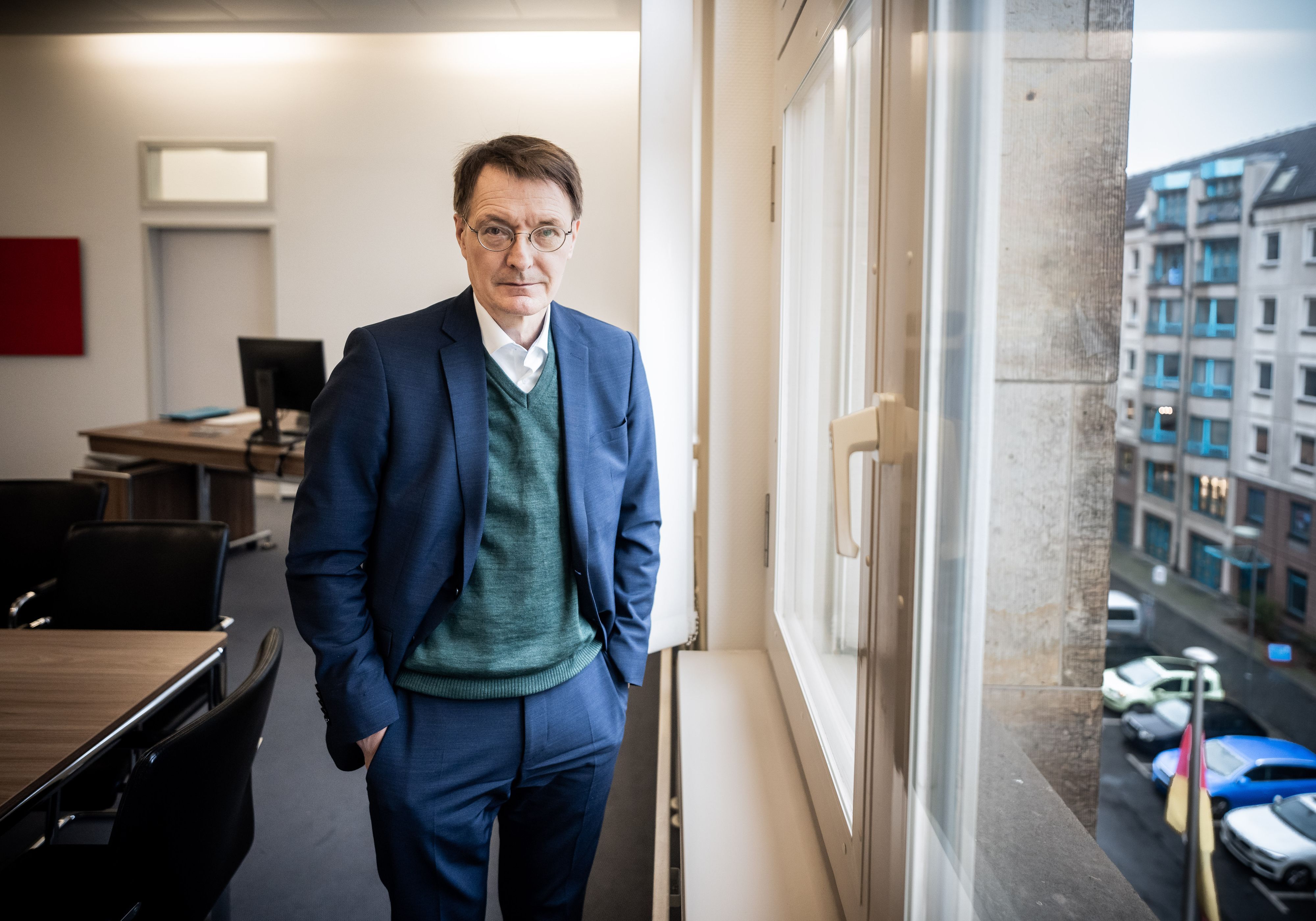 Karl Lauterbach im Kampf gegen Corona: Der Bundesgesundheitsminister hat zugesagt, die Impfzentren in Deutschland weiter zu betreiben. Unser Bild zeigt ihn im Januar 2022 in Berlin.
