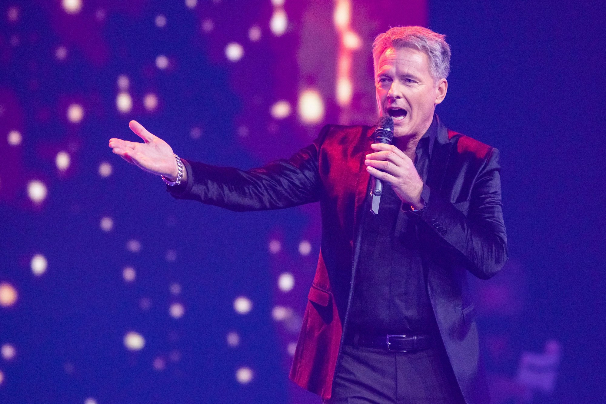 Jörg Pilawa steht während der TV-Aufzeichnung von „Die Silvester Show mit Jörg Pilawa“ auf der Bühne.