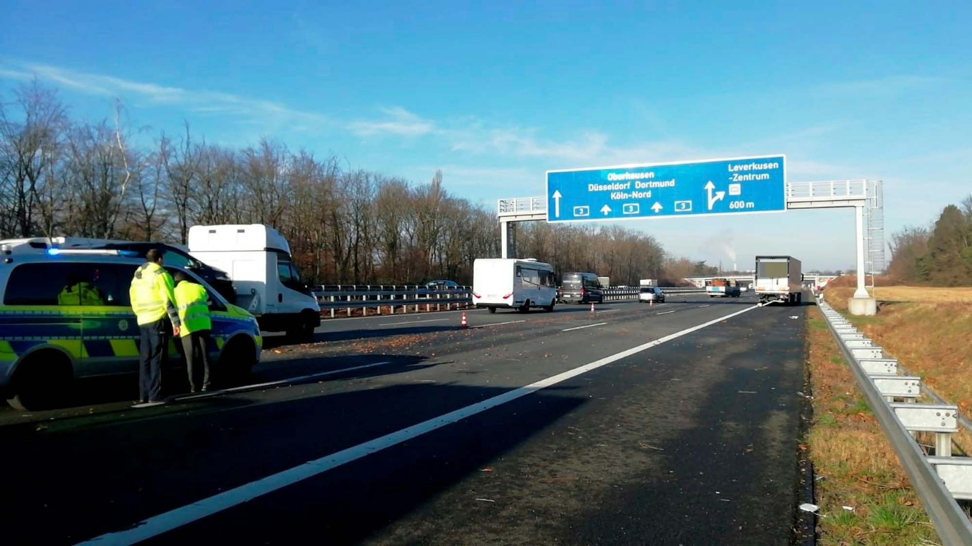 Ein Polizeiwagen steht auf der Autobahn, ein paar Meter weiter ein Lkw auf dem rechten Seitenstreifen, andere Fahrzeuge fahren an der Stelle vorbei.