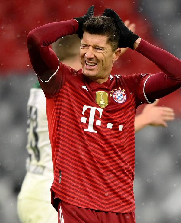 Robert Lewandowski rauft sich beim Spiel gegen Borussia Mönchengladbach die Haare.