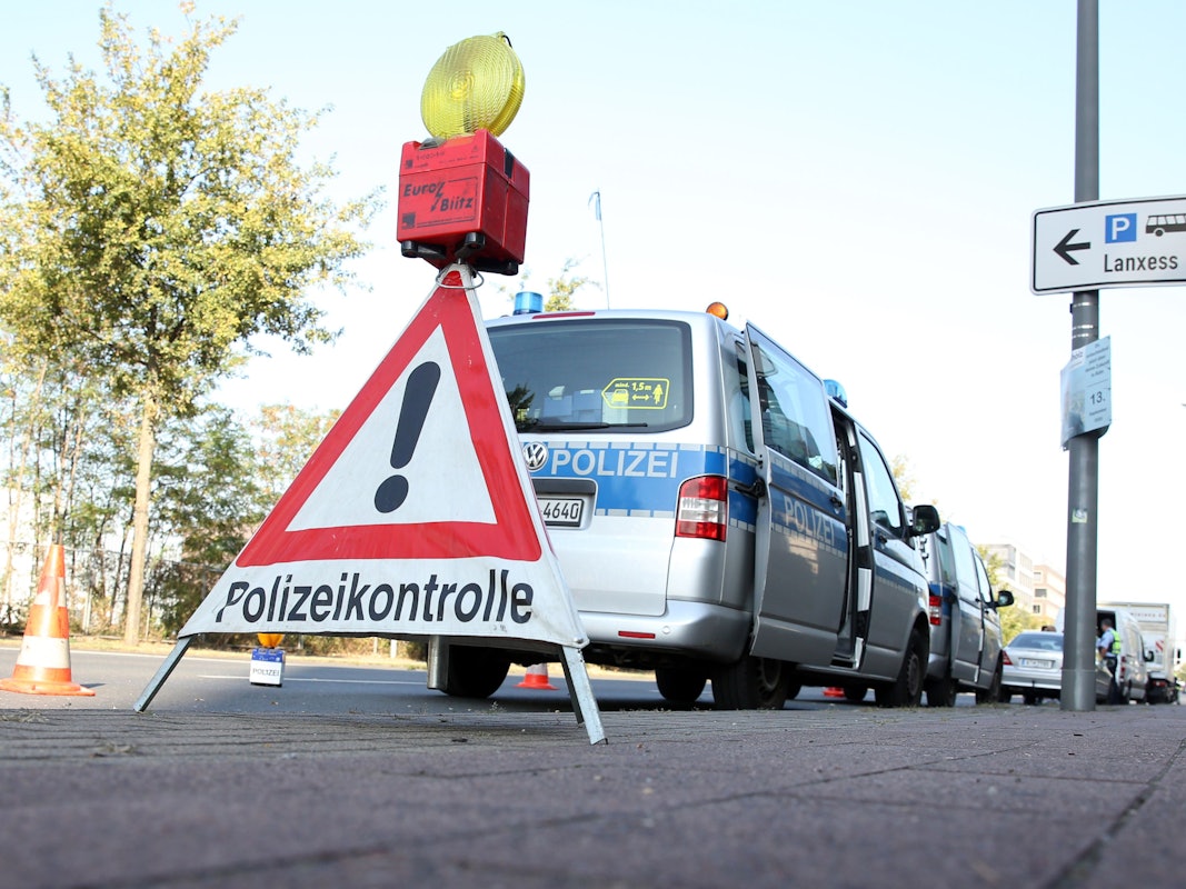 Eine Polizeikontrolle vor der Lanxess Arena in Köln.