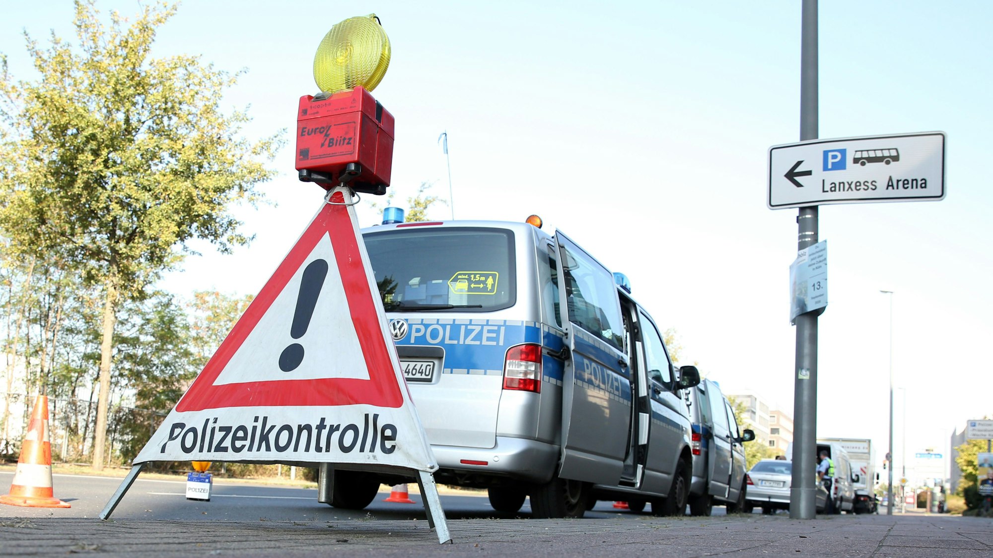Eine Polizeikontrolle vor der Lanxess Arena in Köln.