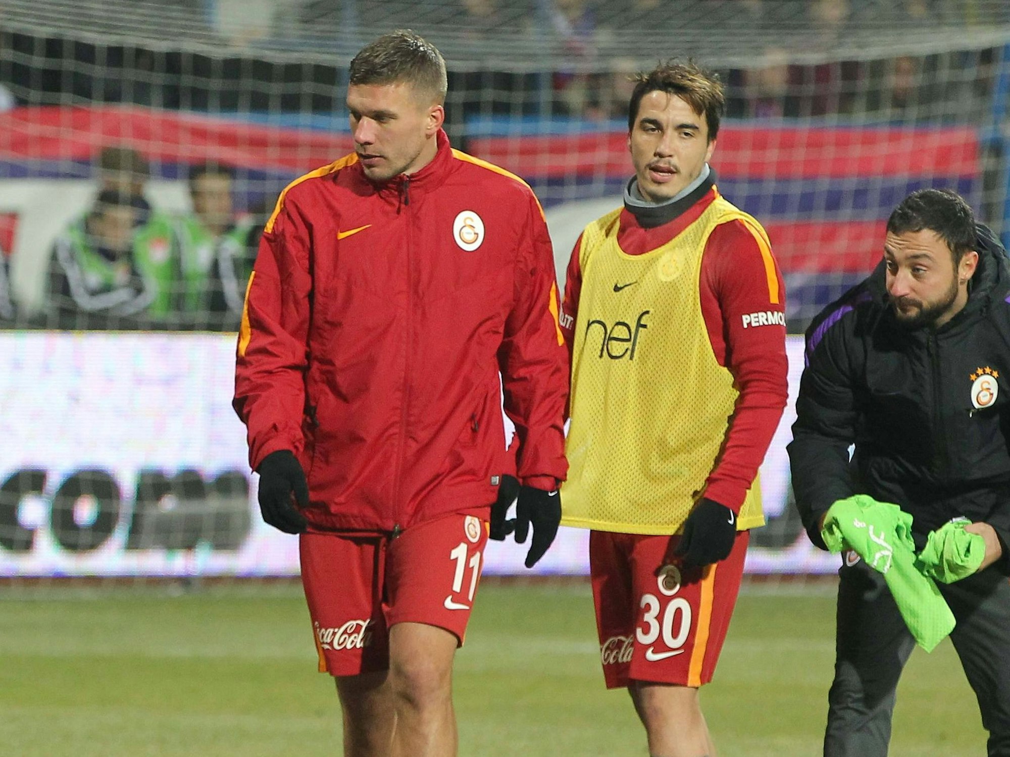 Lukas Podolski und Ahmet Calik beim Warmmachen.