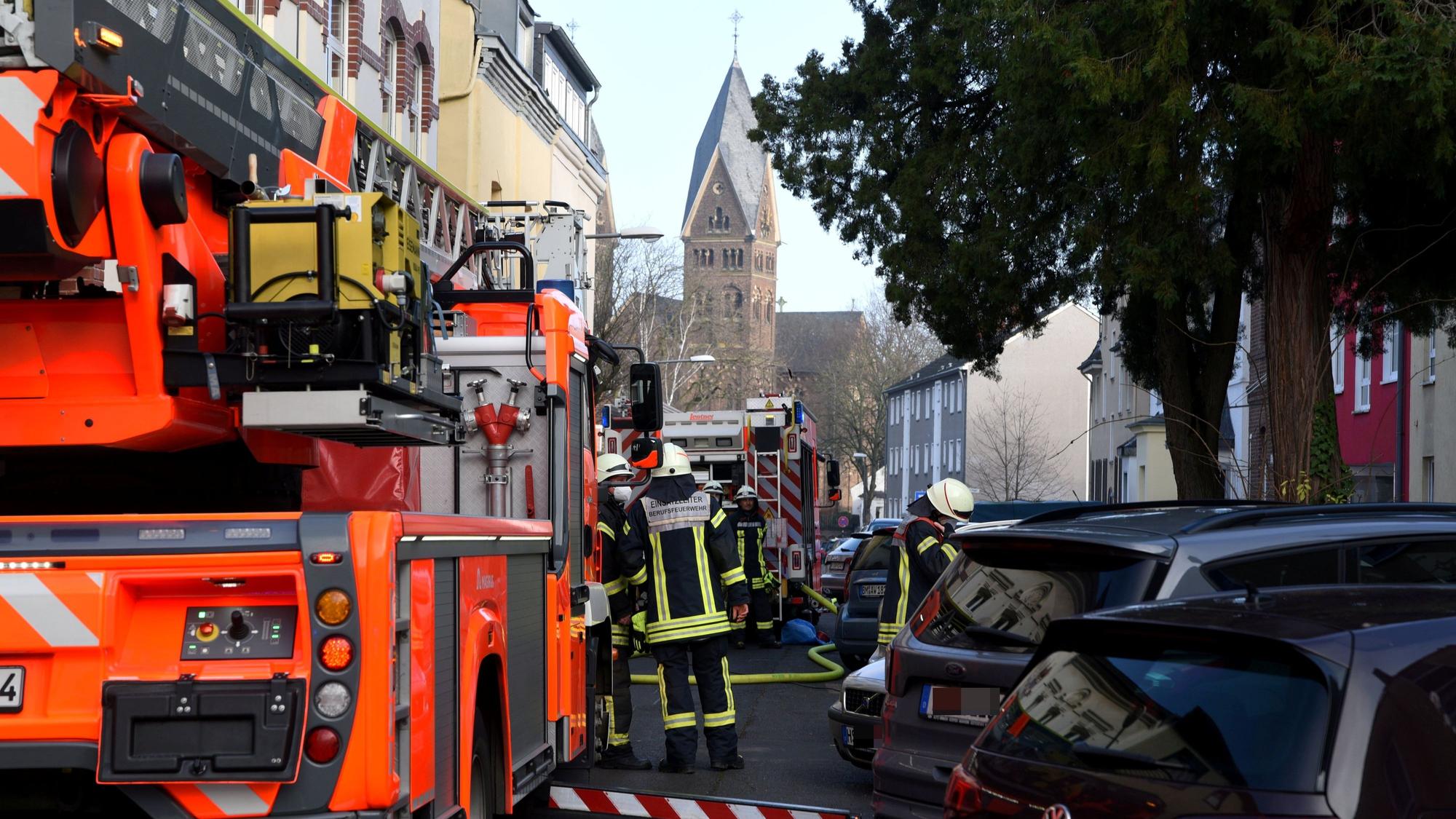 Ein Feuerwehrfahrzeug steht in einer Straße.