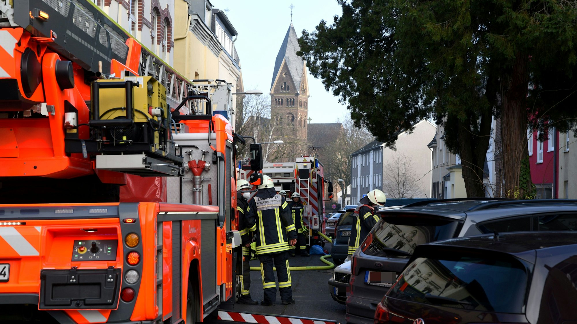Ein Feuerwehrfahrzeug steht in einer Straße.