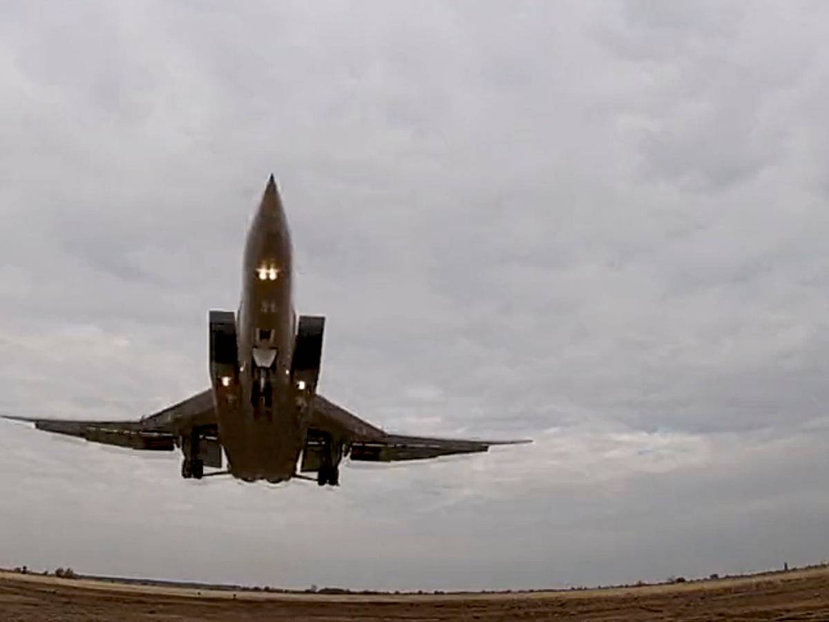 Das Archivbild, veröffentlicht am 10. November 2021 vom russischen Verteidigungsministerium, zeigt einen Langstreckenbomber vom Typ Tu-22M3. Laut Medienberichten verlegt Russland Kampfhubschrauber - und jets an die ukrainische Grenze.