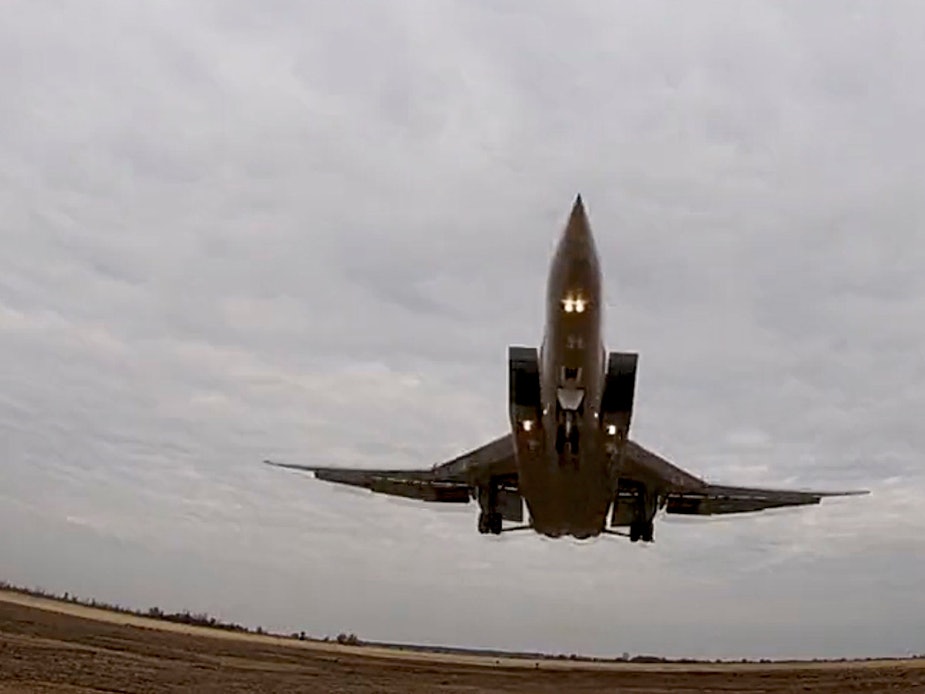 Das Archivbild, veröffentlicht am 10. November 2021 vom russischen Verteidigungsministerium, zeigt einen Langstreckenbomber vom Typ Tu-22M3. Laut Medienberichten verlegt Russland Kampfhubschrauber - und jets an die ukrainische Grenze.