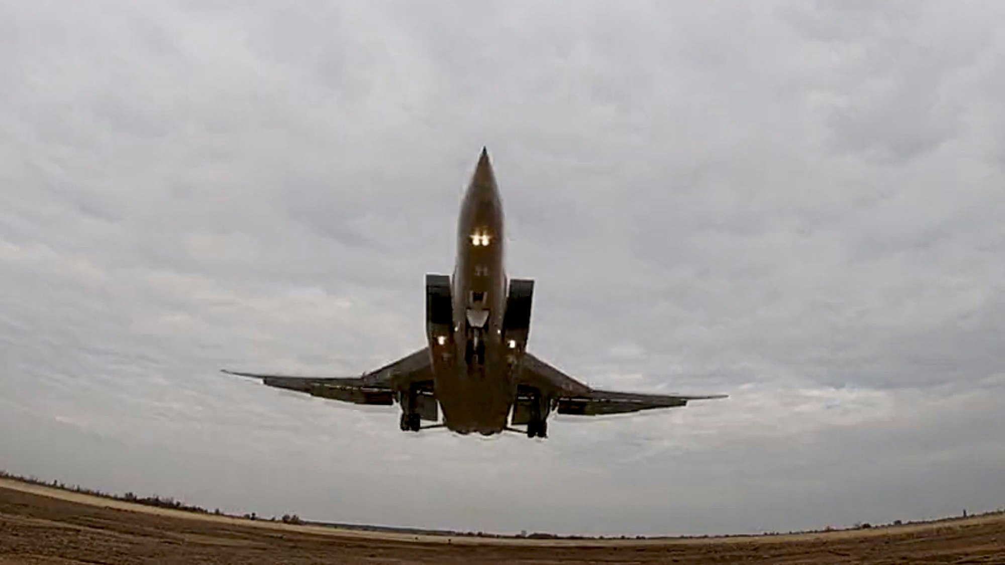 Das Archivbild, veröffentlicht am 10. November 2021 vom russischen Verteidigungsministerium, zeigt einen Langstreckenbomber vom Typ Tu-22M3. Laut Medienberichten verlegt Russland Kampfhubschrauber - und jets an die ukrainische Grenze.