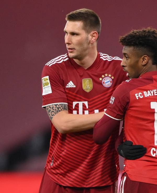 Jamal Musiala, Niklas Süle und Kingsley Coman vom FC Bayern feiern ein Tor.