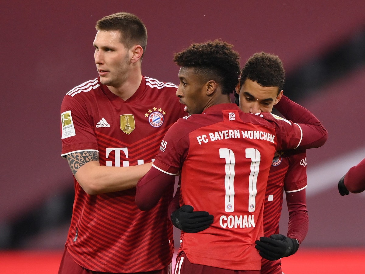 Jamal Musiala, Niklas Süle und Kingsley Coman vom FC Bayern feiern ein Tor.