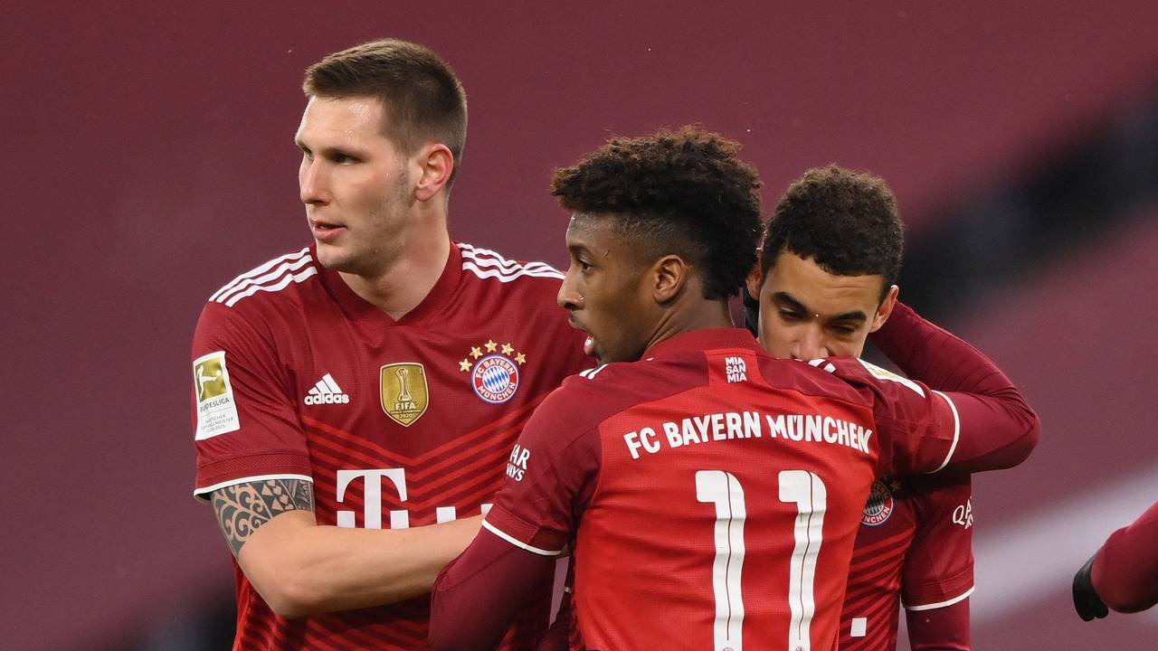 Jamal Musiala, Niklas Süle und Kingsley Coman vom FC Bayern feiern ein Tor.