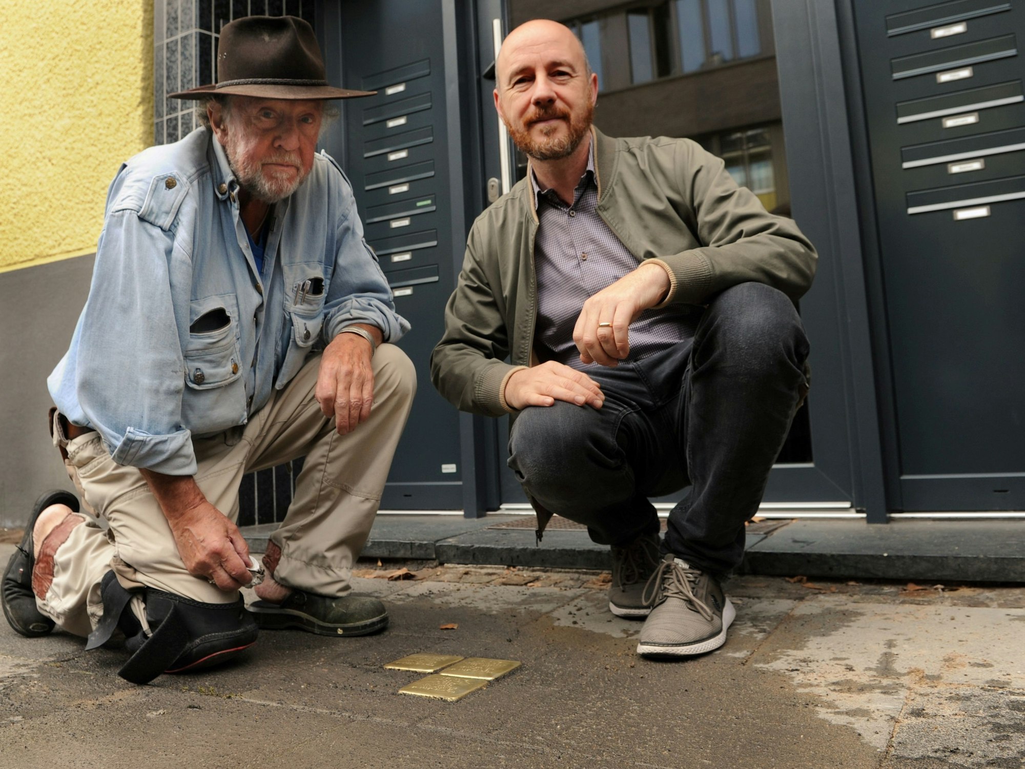 Aaron Knappstein und Künstler Gunter Demnig verlegen drei Stolpersteine