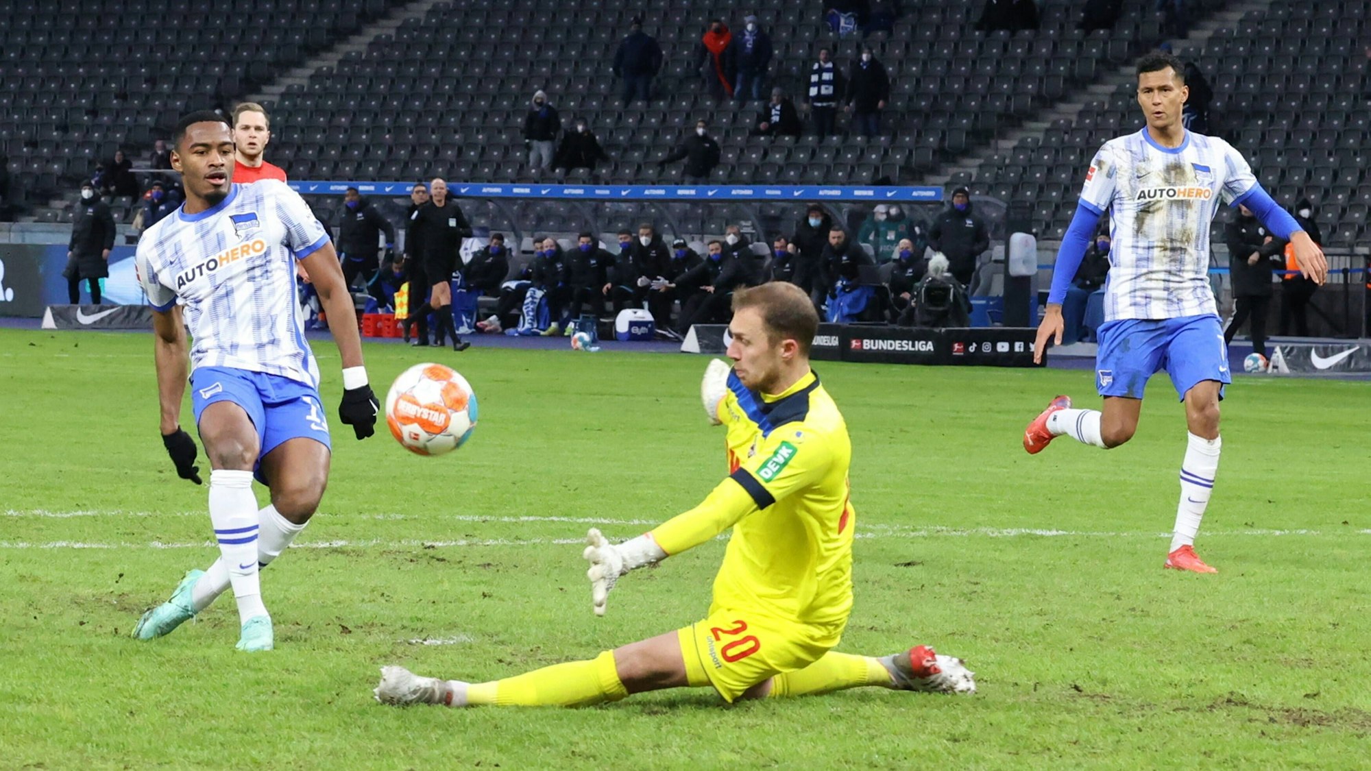 Marvin Schwäbe spielt für den 1. FC Köln gegen Hertha BSC.