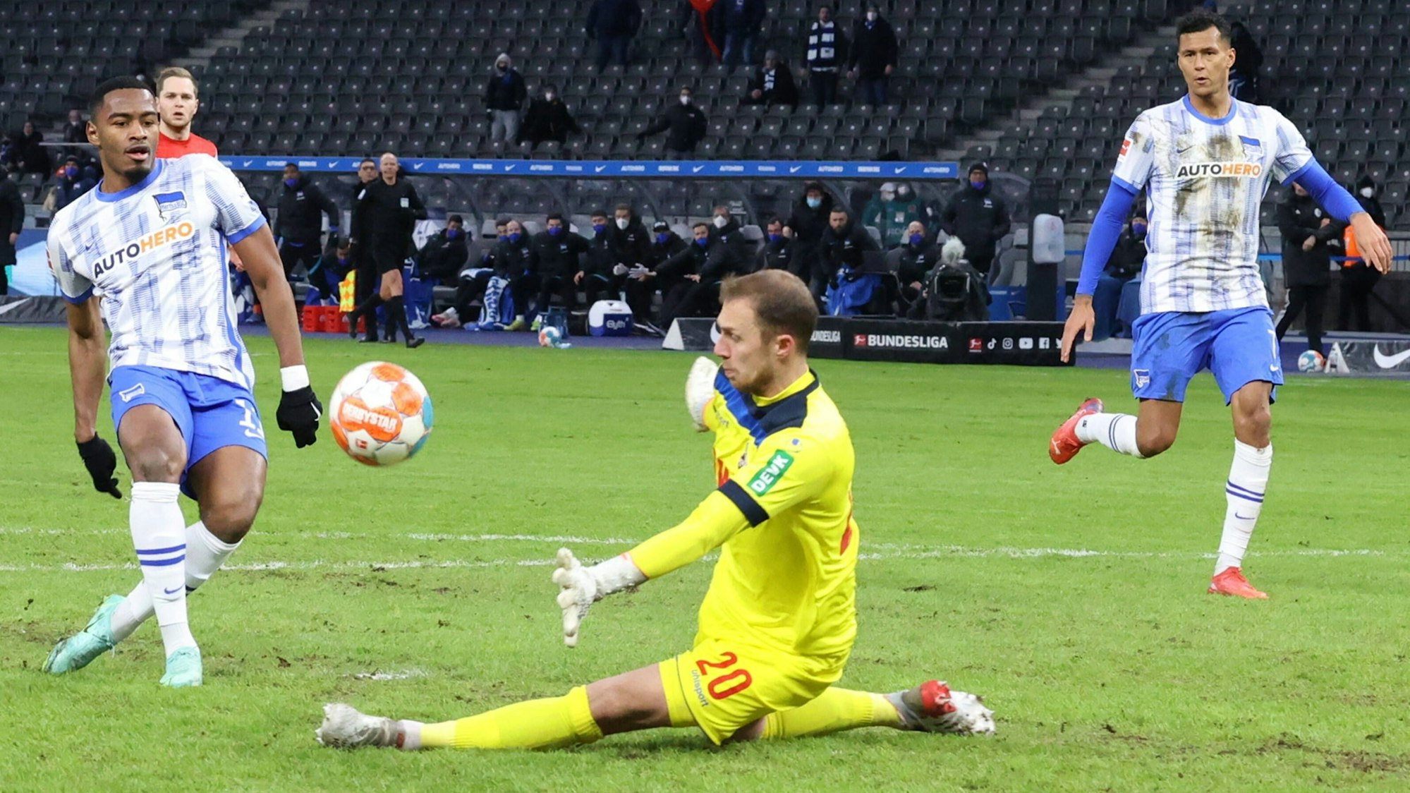 Marvin Schwäbe spielt für den 1. FC Köln gegen Hertha BSC.