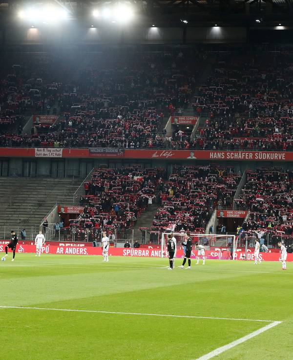 Fans des 1. FC Köln im Rhein-Energie-Stadion.