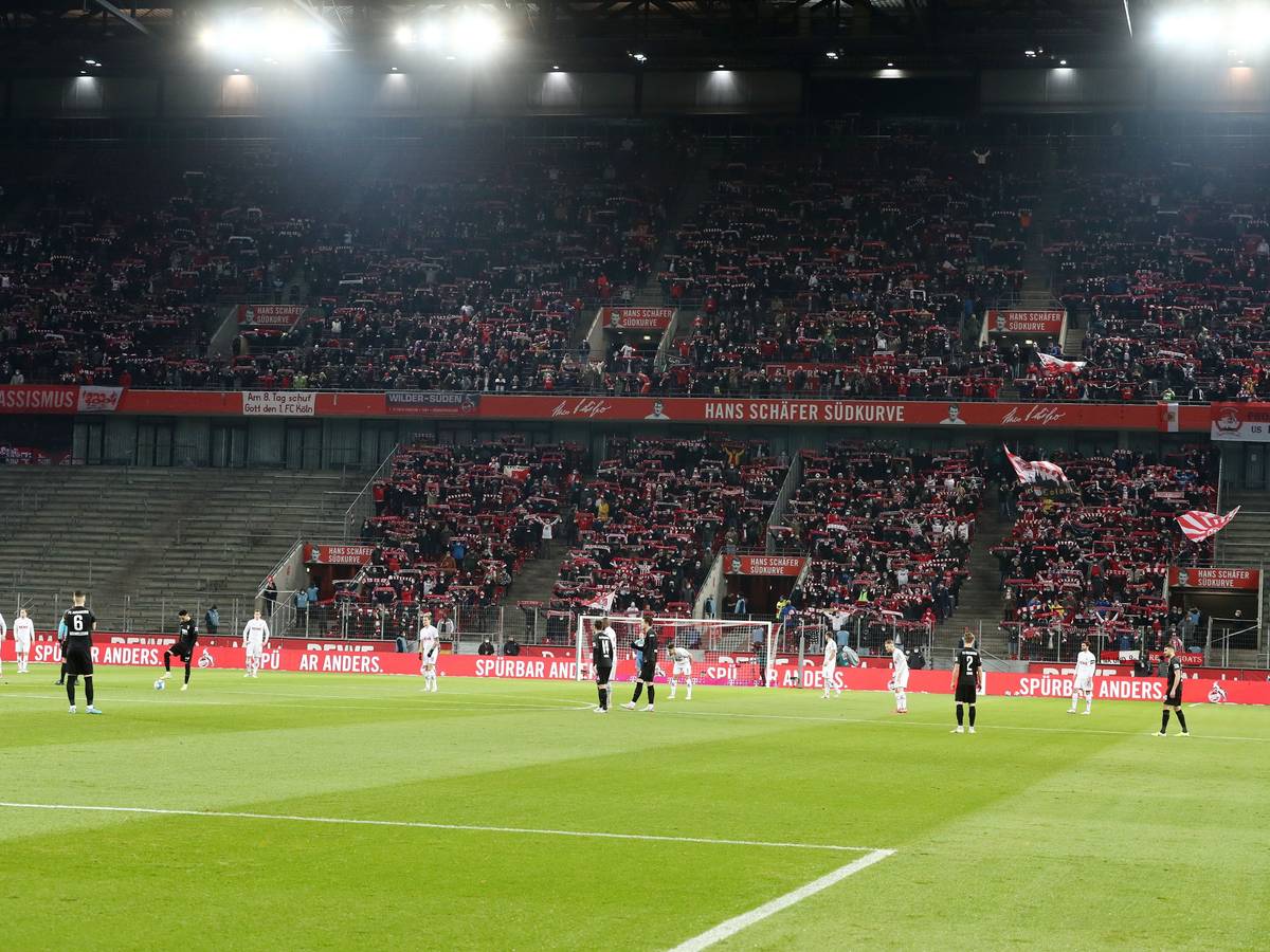 Fans des 1. FC Köln im Rhein-Energie-Stadion.