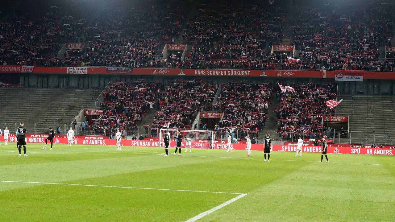 Fans des 1. FC Köln im Rhein-Energie-Stadion.