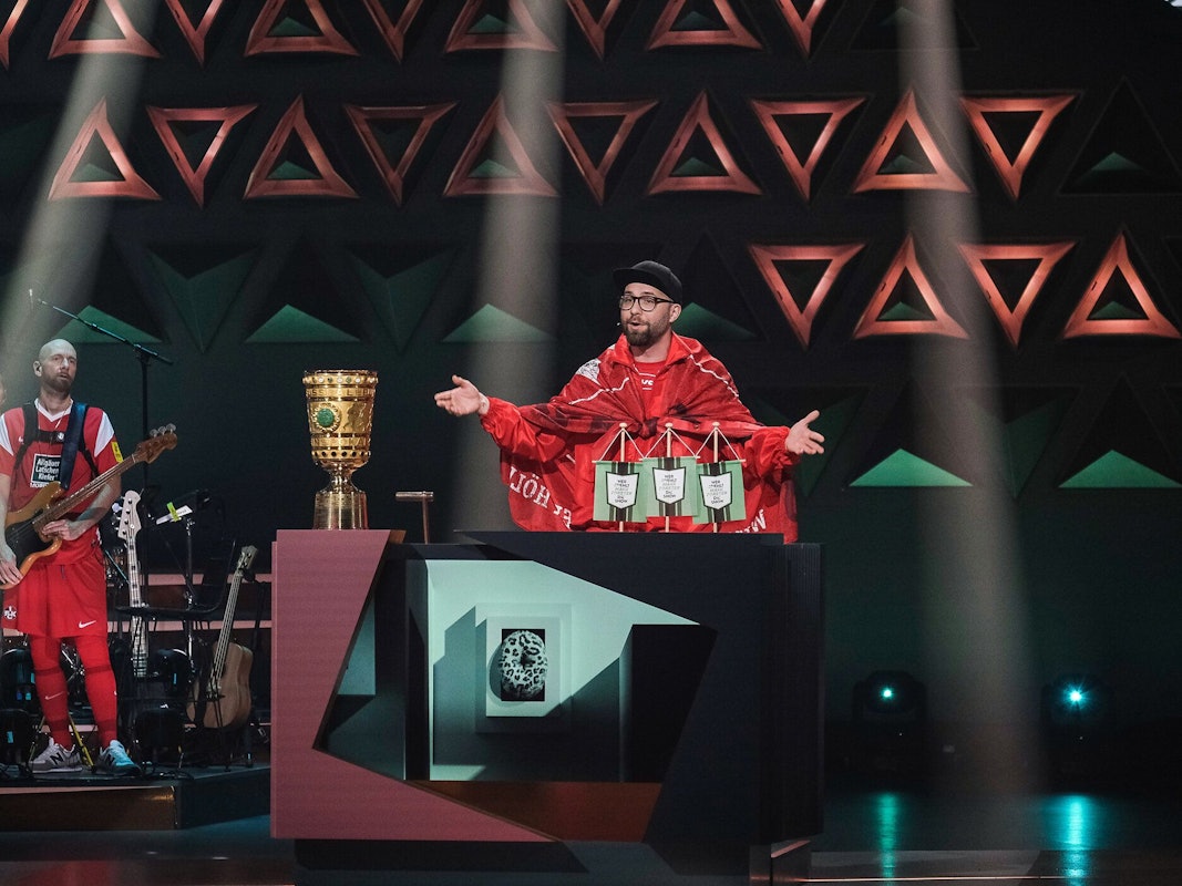 Mark Forster moderiert am 11. Januar 2022 seine Version von „Wer stiehlt mir die Show?“– im Trainingsanzug.