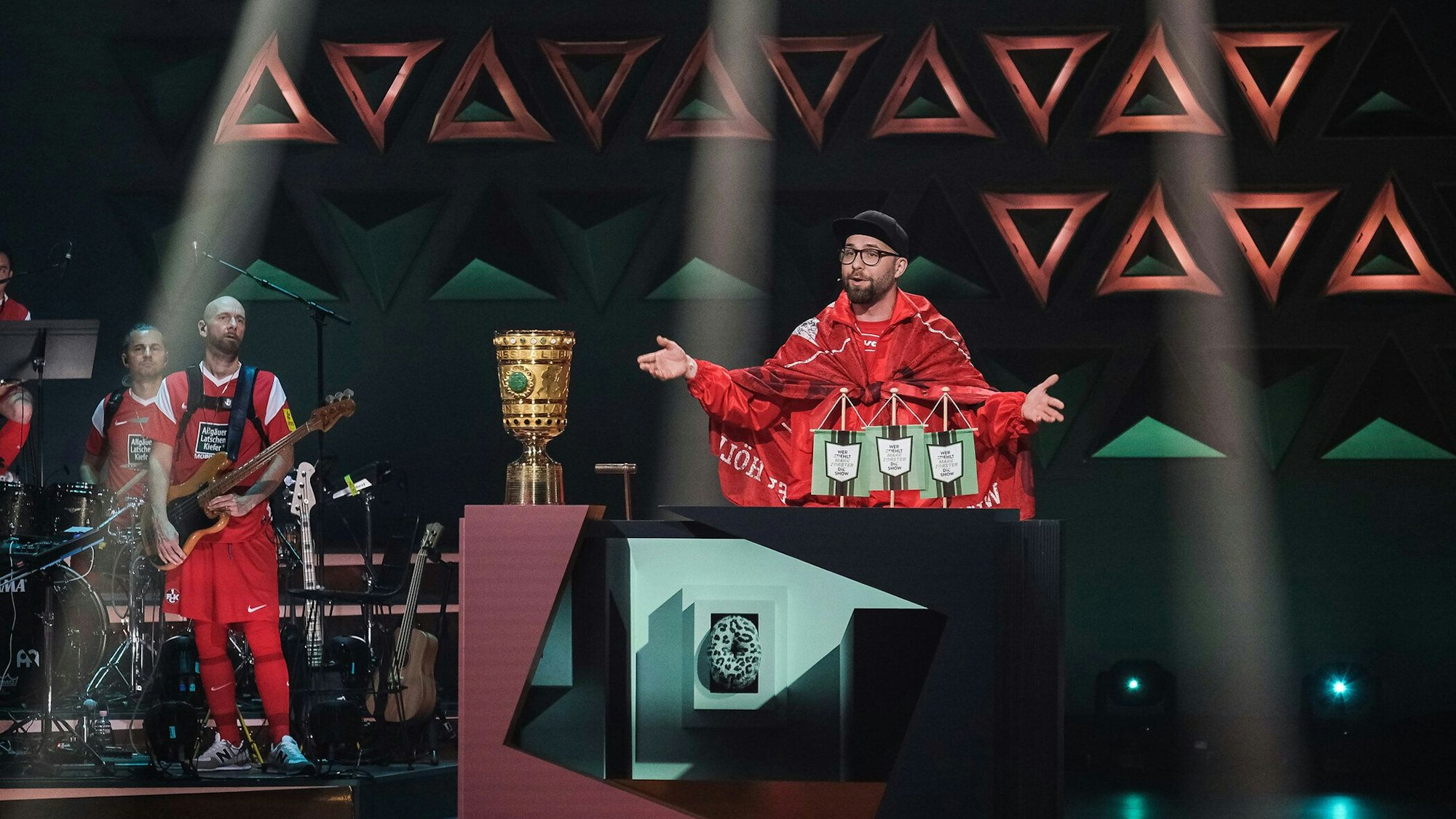 Mark Forster moderiert am 11. Januar 2022 seine Version von „Wer stiehlt mir die Show?“– im Trainingsanzug.