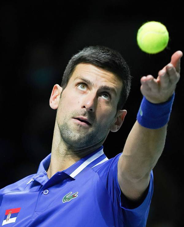 Novak Djokovic wirft den Ball zum Aufschlag in die Luft.