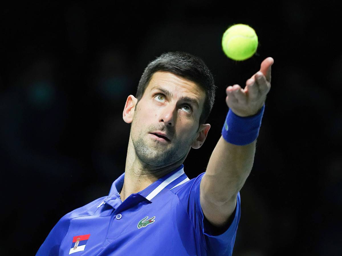 Novak Djokovic wirft den Ball zum Aufschlag in die Luft.