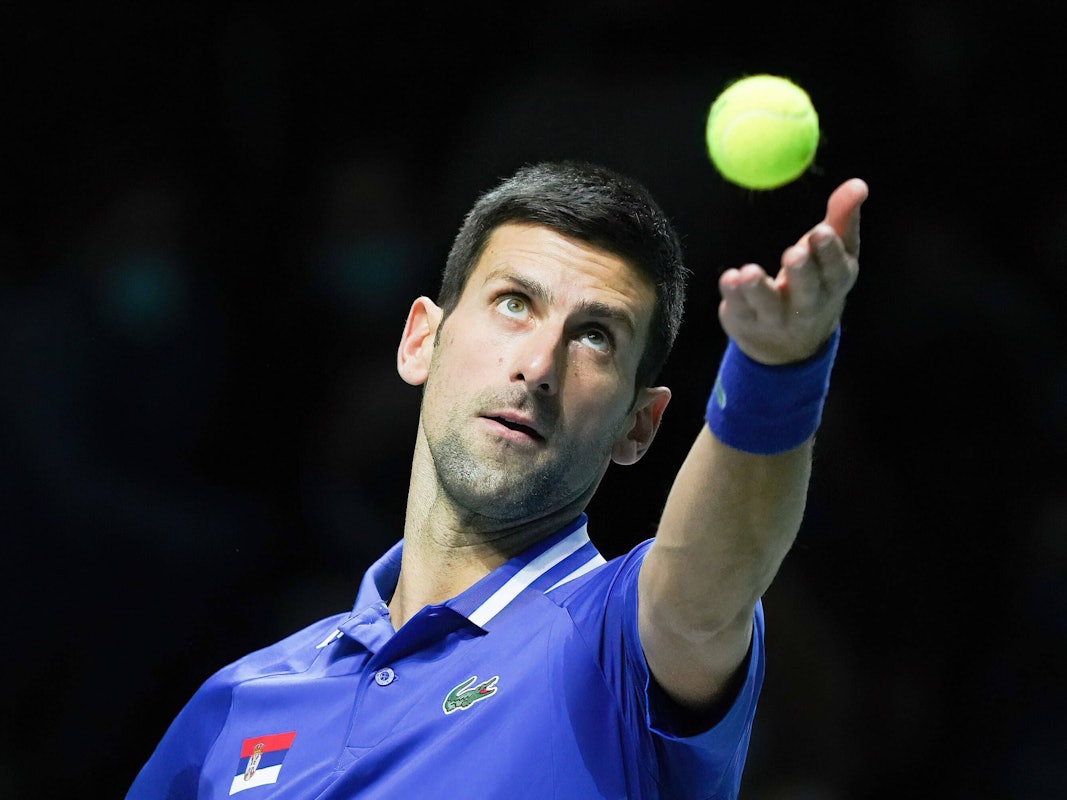 Novak Djokovic wirft den Ball zum Aufschlag in die Luft.