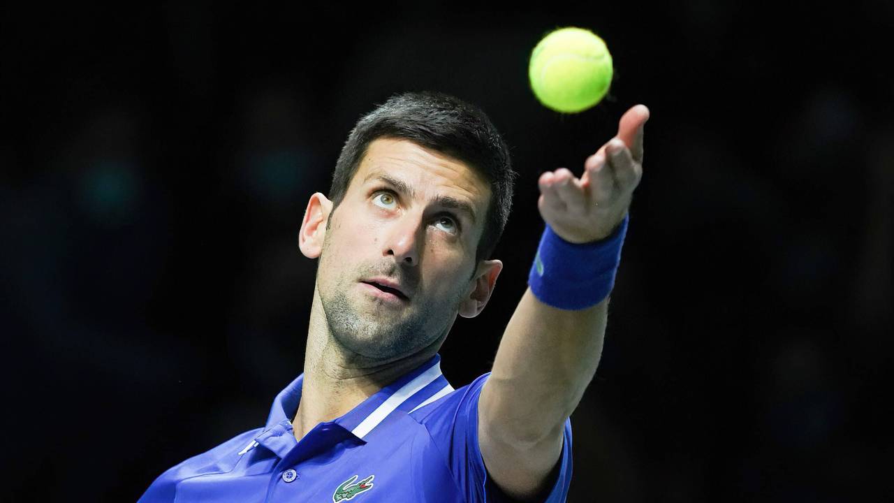 Novak Djokovic wirft den Ball zum Aufschlag in die Luft.