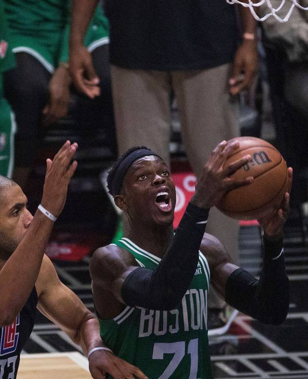 Dennis Schröder will den Ball werfen, Nicolas Batum versucht, seinen Wurf noch zu unterbinden.