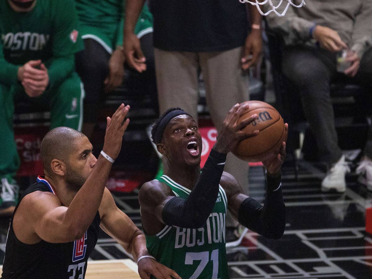 Dennis Schröder will den Ball werfen, Nicolas Batum versucht, seinen Wurf noch zu unterbinden.