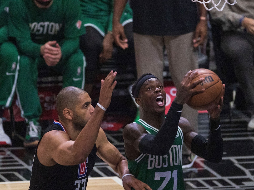 Dennis Schröder will den Ball werfen, Nicolas Batum versucht, seinen Wurf noch zu unterbinden.