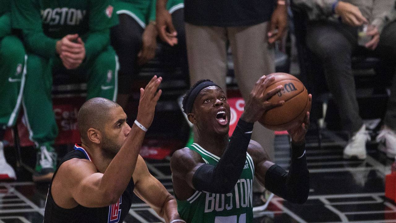 Dennis Schröder will den Ball werfen, Nicolas Batum versucht, seinen Wurf noch zu unterbinden.