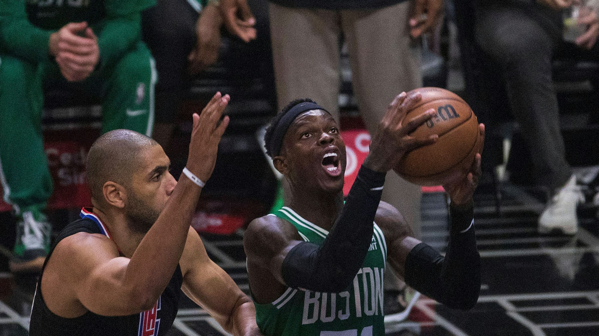 Dennis Schröder will den Ball werfen, Nicolas Batum versucht, seinen Wurf noch zu unterbinden.