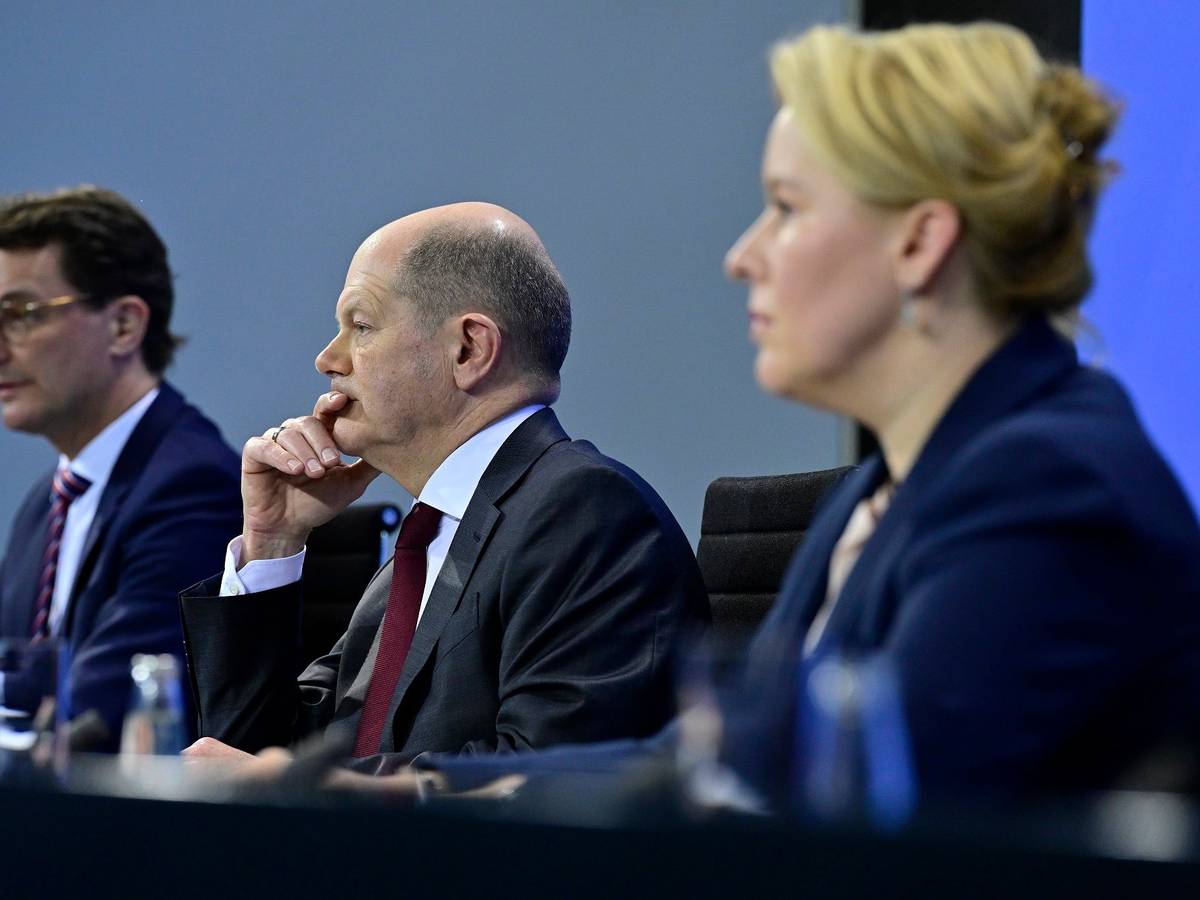 NRW-Ministerpräsident Hendrik Wüst (CDU), Kanzler Olaf Scholz (SPD) und Berlins Regierende Bürgermeisterin Franziska Giffey (SPD) bei der Pressekonferenz nach den Bund-Länder-Beratungen am 7. Januar: Die Omikron-Zahlen steigen, laut Medienbericht spielt die Regierung mehrere Szenarien durch.