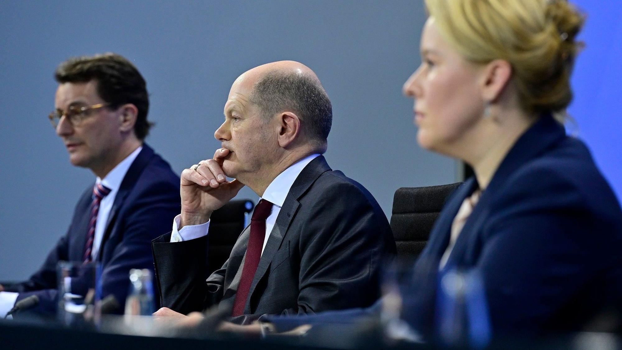 NRW-Ministerpräsident Hendrik Wüst (CDU), Kanzler Olaf Scholz (SPD) und Berlins Regierende Bürgermeisterin Franziska Giffey (SPD) bei der Pressekonferenz nach den Bund-Länder-Beratungen am 7. Januar: Die Omikron-Zahlen steigen, laut Medienbericht spielt die Regierung mehrere Szenarien durch.