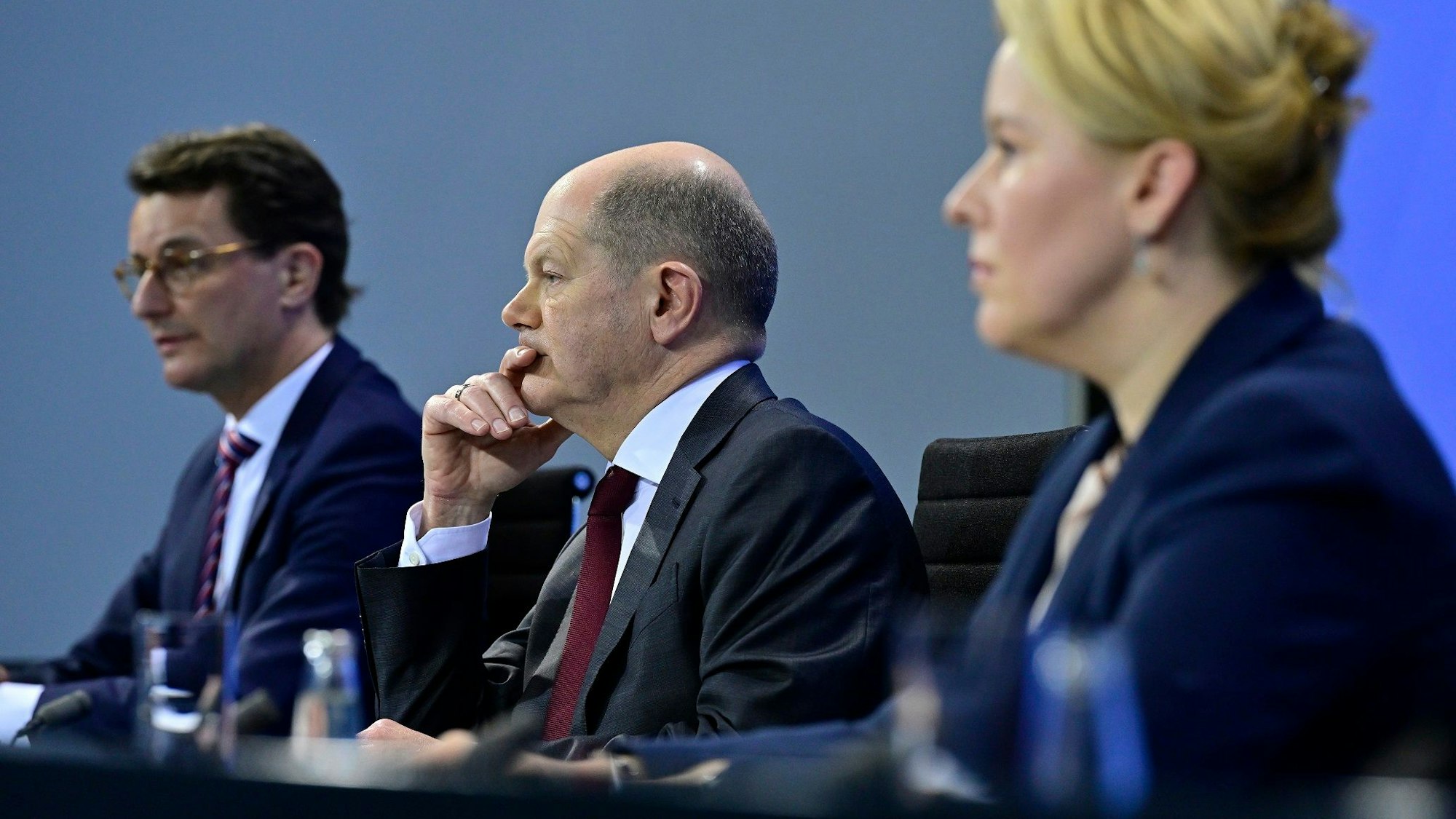 NRW-Ministerpräsident Hendrik Wüst (CDU), Kanzler Olaf Scholz (SPD) und Berlins Regierende Bürgermeisterin Franziska Giffey (SPD) bei der Pressekonferenz nach den Bund-Länder-Beratungen am 7. Januar: Die Omikron-Zahlen steigen, laut Medienbericht spielt die Regierung mehrere Szenarien durch.