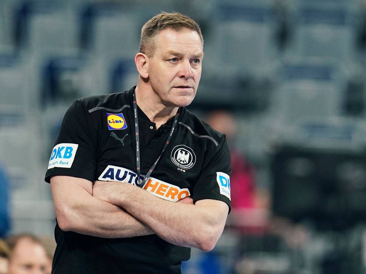 Alfred Gislason, Trainer der deutschen Handballnationalmannschaft, steht am Spielfeldrand.