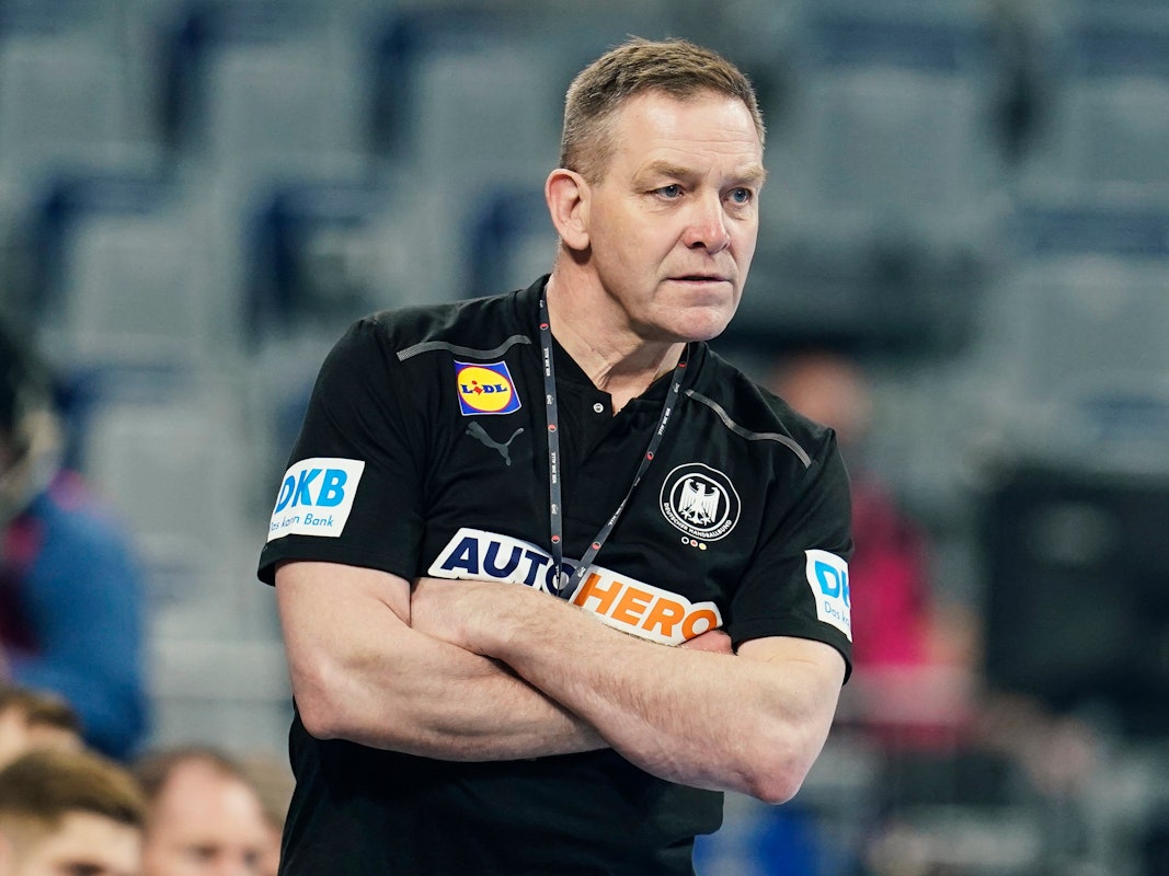Alfred Gislason, Trainer der deutschen Handballnationalmannschaft, steht am Spielfeldrand.