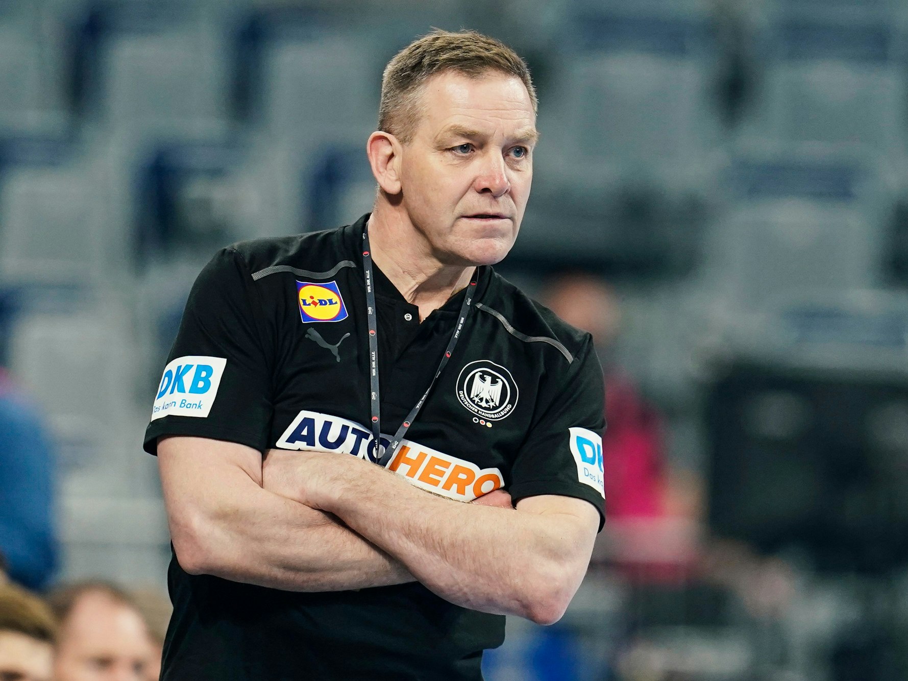 Alfred Gislason, Trainer der deutschen Handballnationalmannschaft, steht am Spielfeldrand.