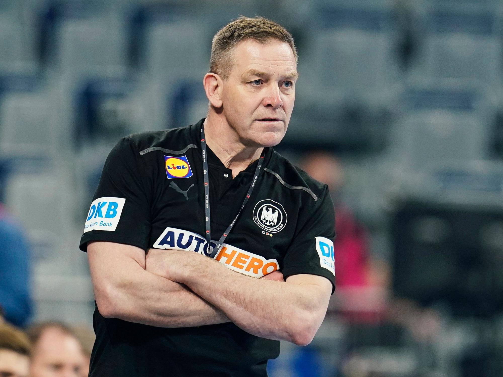 Alfred Gislason, Trainer der deutschen Handballnationalmannschaft, steht am Spielfeldrand.