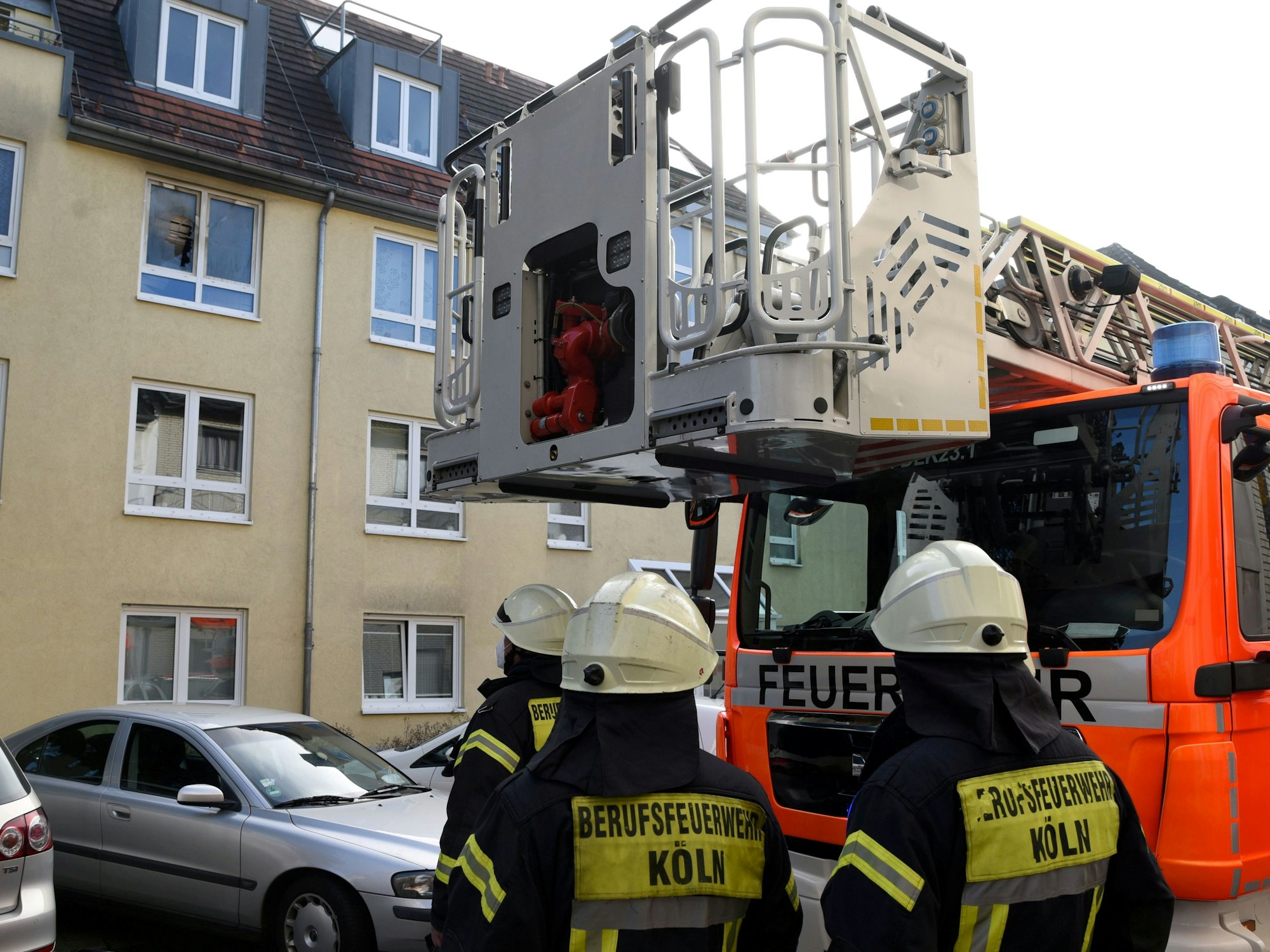 11.01.2022, Köln: Wohnungsbrand in der Wendelinstraße in Köln Müngersdorf. Foto: Csaba Peter Rakoczy