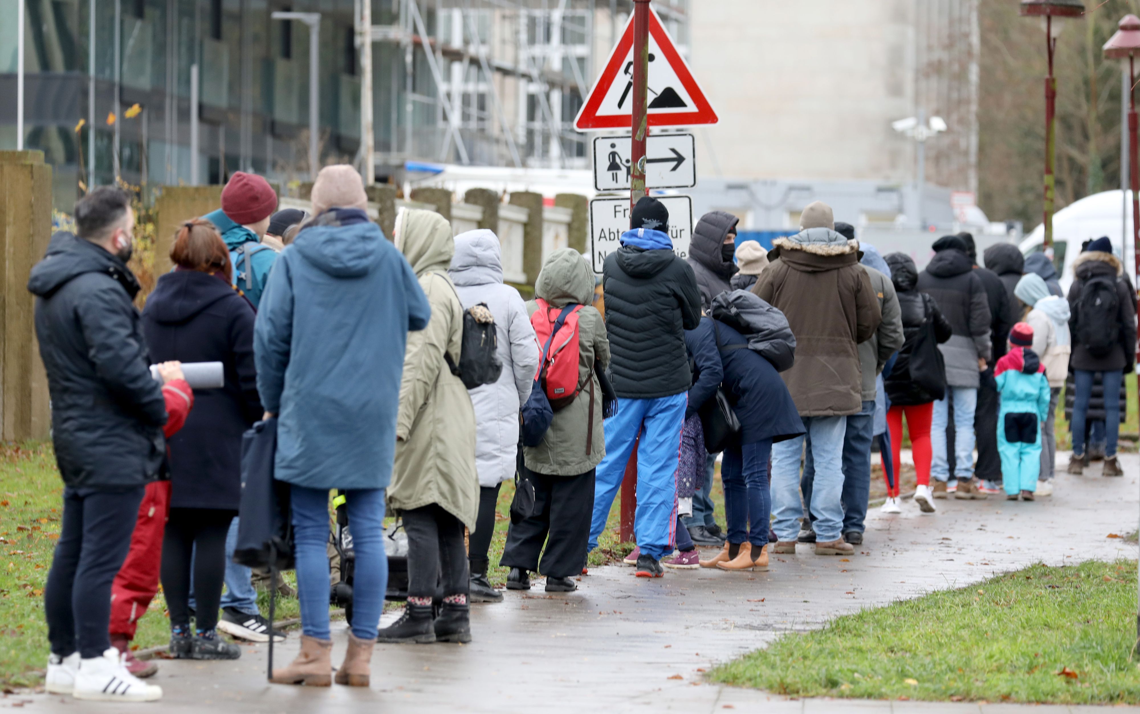 Omikron könnte sich rasend schnell in Europa ausbreiten (hier ein Symbolfoto von einem Testzentrum in Deutschland).